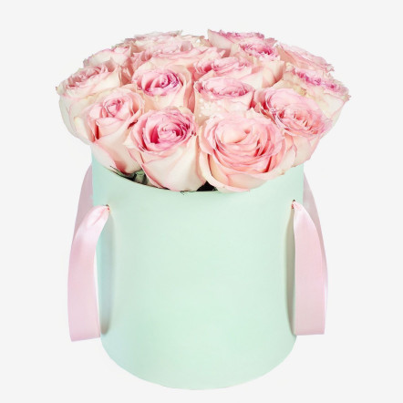 Коробка розовых роз